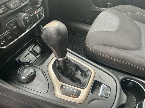 Used 2016 Jeep Cherokee Latitude w/ Cold Weather Group image 30