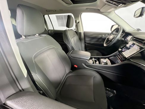 Used 2023 Jeep Grand Cherokee L Laredo image 27