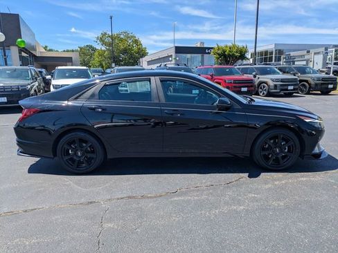 Used 2023 Hyundai Elantra Limited FWD image 3