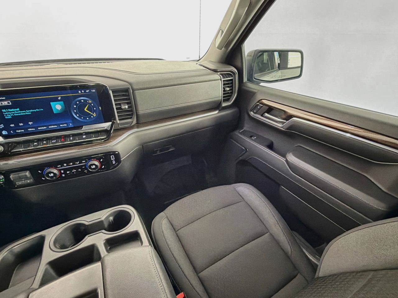 Used 2024 Chevrolet Silverado 1500 RST w/ Redline Edition AWD/4WD image 12