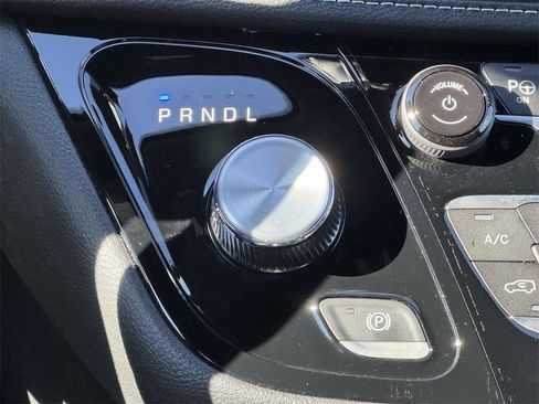 Used 2025 Chrysler Pacifica Select image 20