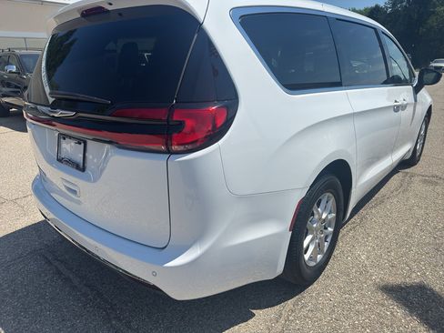 Used 2024 Chrysler Pacifica Touring-L FWD image 10