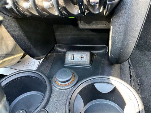 Used 2015 MINI Cooper Base image 32