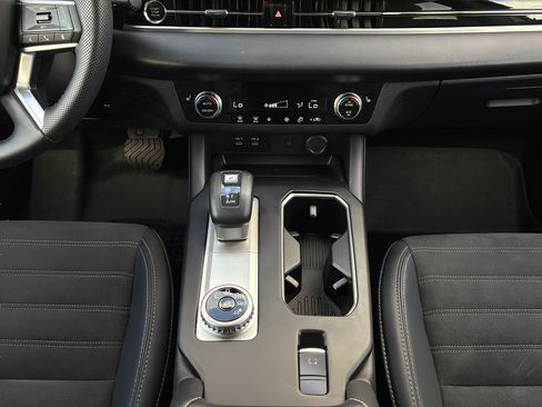 Used 2025 Mitsubishi Outlander SE FWD image 23