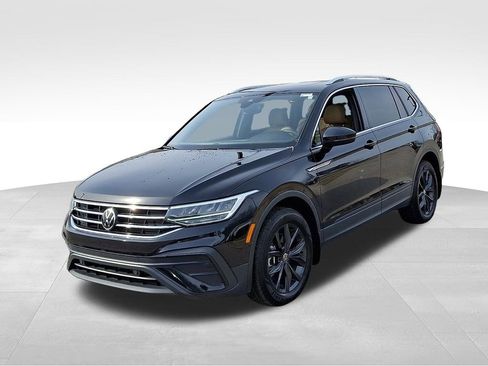 Used 2024 Volkswagen Tiguan SE w/ Panoramic Sunroof Package image 3
