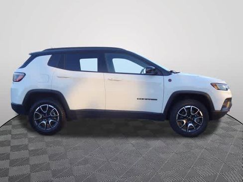 Used 2025 Jeep Compass Trailhawk AWD/4WD image 4