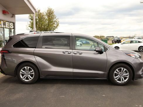 Used 2021 Toyota Sienna Platinum AWD/4WD image 4