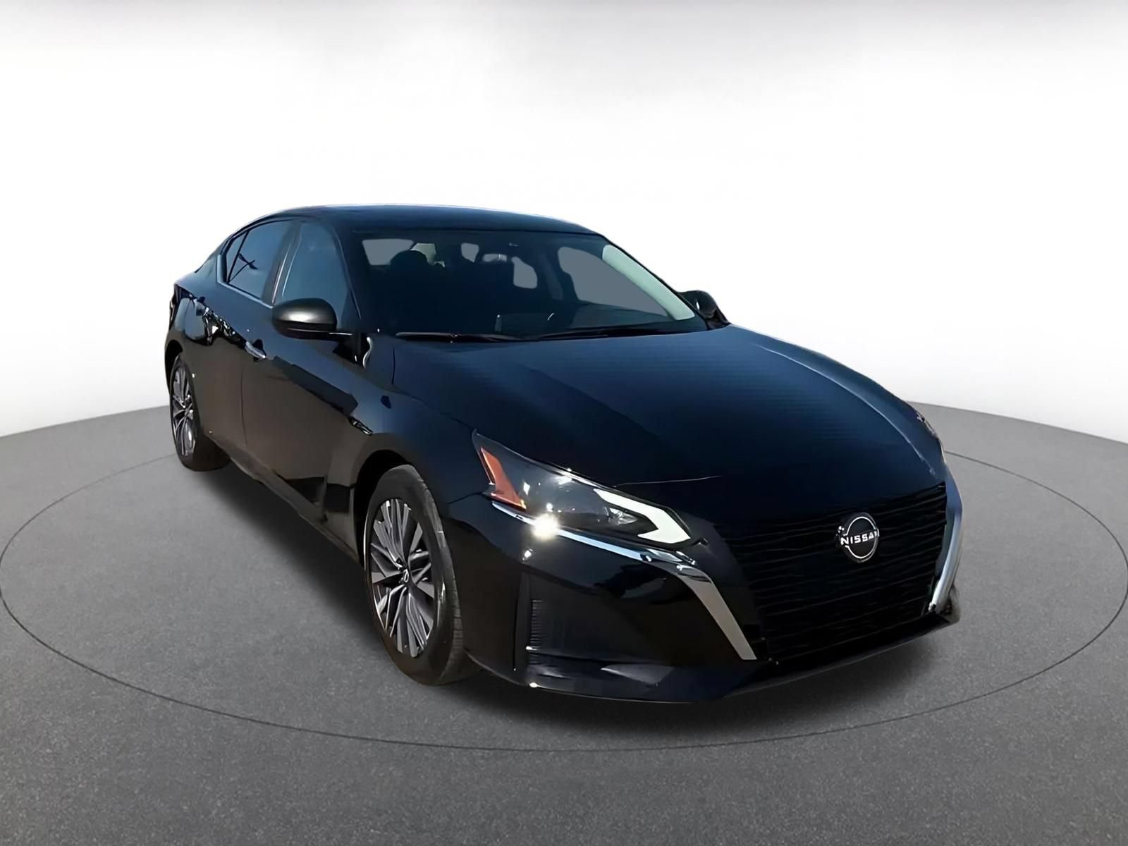 Used 2025 Nissan Altima 2.5 SV FWD image 3