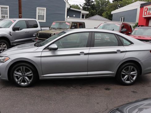 Used 2024 Volkswagen Jetta SE FWD image 2