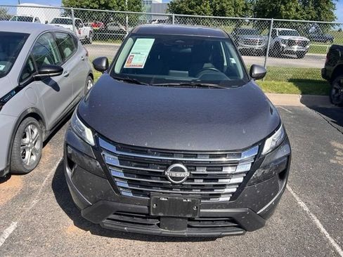 Used 2025 Nissan Rogue SV AWD/4WD image 2