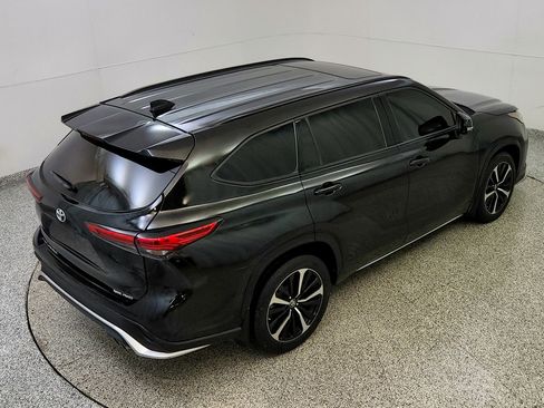 Used 2021 Toyota Highlander XSE AWD/4WD image 16