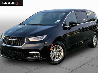 Used 2025 Chrysler Pacifica Select