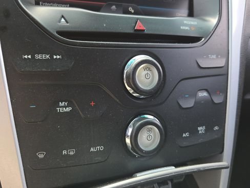 Used 2014 Ford Explorer XLT w/ Equipment Group 202A image 27