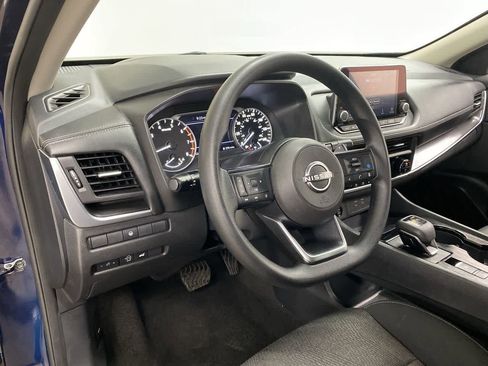 Used 2024 Nissan Rogue SV image 2