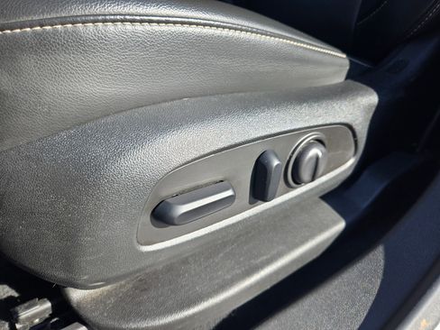 Used 2023 GMC Acadia SLT image 24