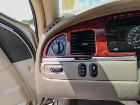 Used 2004 Lincoln Town Car Signature RWD image 17