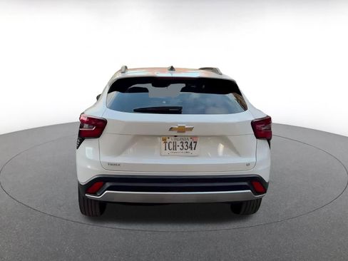 Used 2025 Chevrolet Trax LT image 11