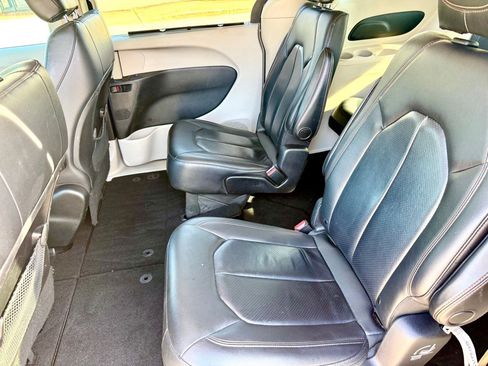 Used 2019 Chrysler Pacifica Touring-L FWD image 13