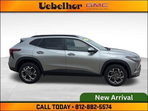 Used 2025 Chevrolet Trax LT w/ LT Convenience Package FWD image 5
