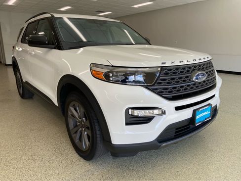 Used 2022 Ford Explorer XLT w/ Equipment Group 202A image 5