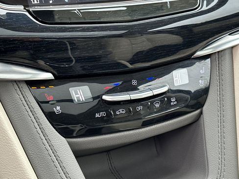 Certified 2025 Cadillac XT6 Premium Luxury image 21