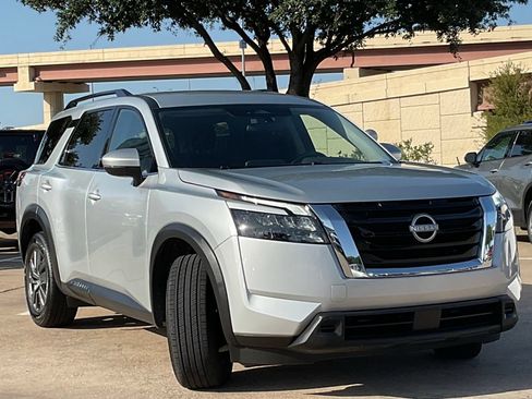 Used 2025 Nissan Pathfinder SV FWD image 3