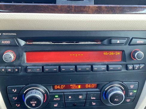 Used 2010 BMW 335i Convertible image 22