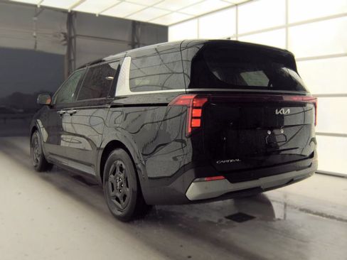 Used 2025 Kia Carnival FWD image 4