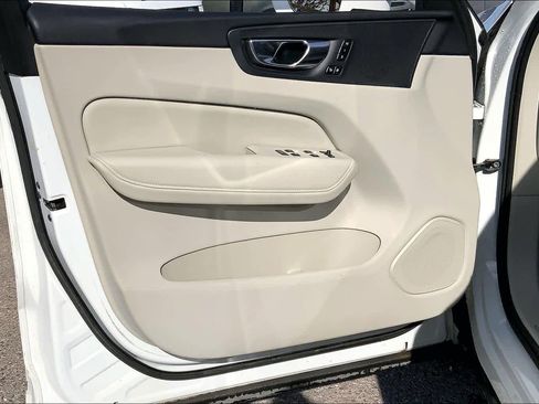 Used 2023 Volvo XC60 B5 Plus image 20