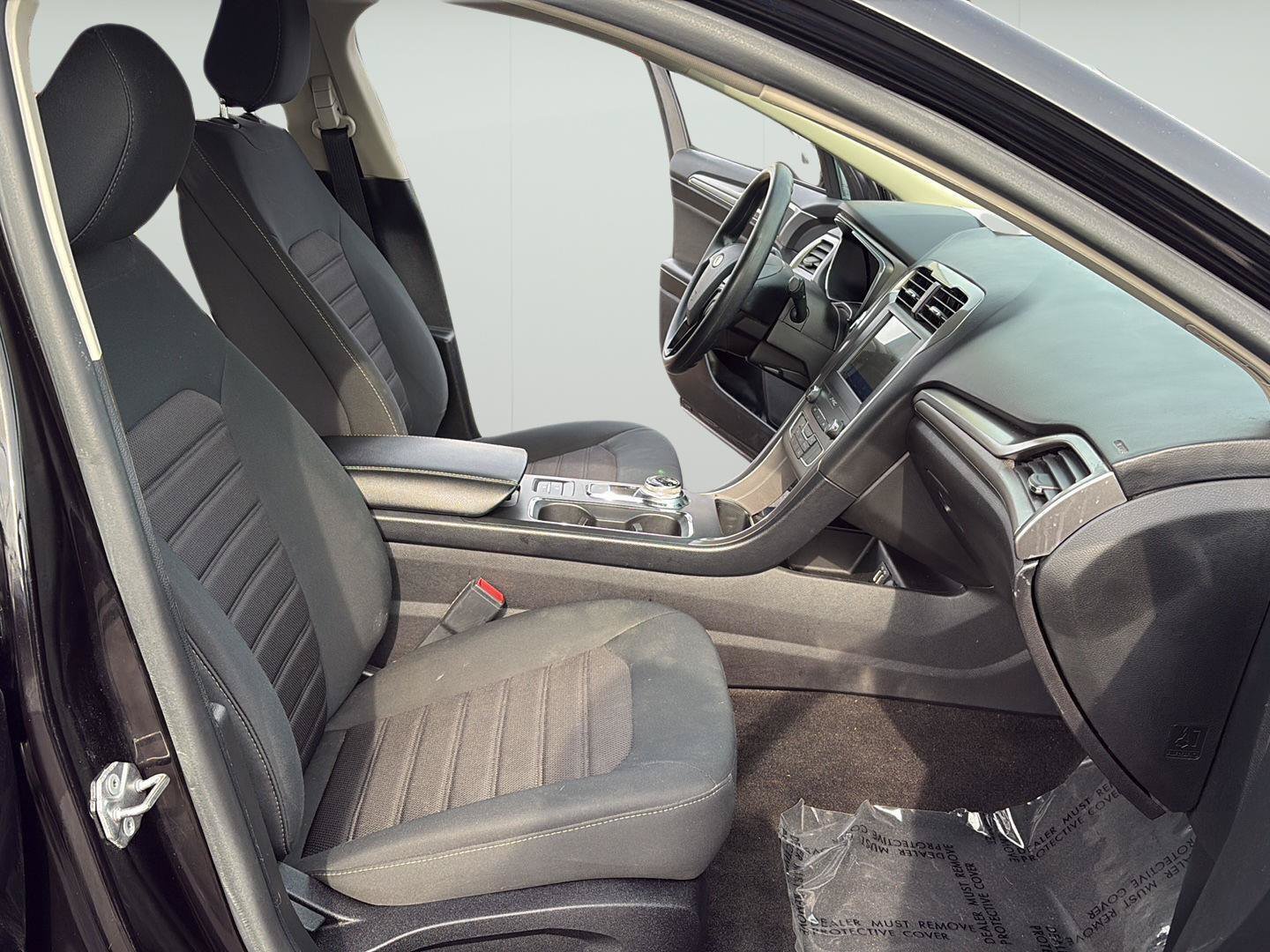 Used 2020 Ford Fusion SE FWD image 15