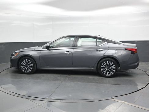 Used 2025 Nissan Altima 2.5 SV FWD image 8