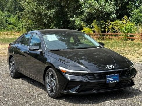 Certified 2025 Hyundai Elantra Limited FWD image 2