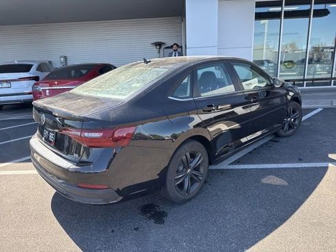 Used 2024 Volkswagen Jetta SE w/ Panoramic Sunroof Package image 3