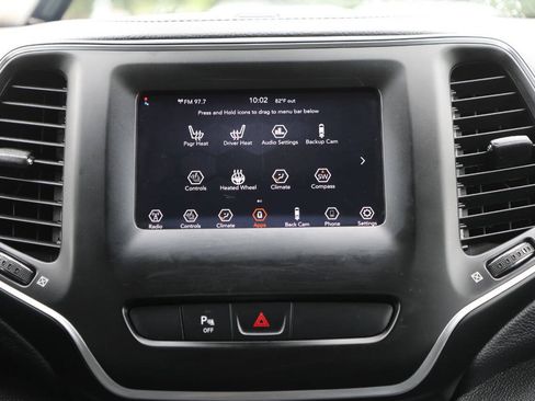 Used 2019 Jeep Cherokee Latitude Plus w/ Cold Weather Group AWD/4WD image 20