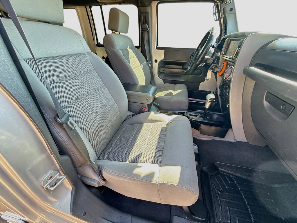 Used 2008 Jeep Wrangler Unlimited Rubicon w/ Dual Top Group AWD/4WD image 30