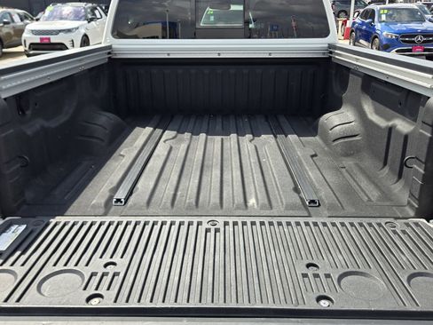 Used 2019 Nissan Titan SL w/ Midnight Edition image 11