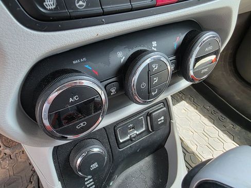 Used 2016 Jeep Renegade Limited AWD/4WD image 17