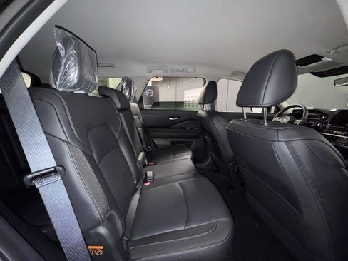 New 2025 Nissan Pathfinder SL image 11