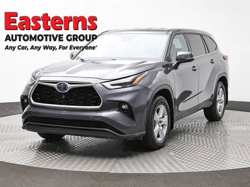 Used 2022 Toyota Highlander LE image 1