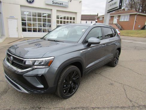 New 2024 Volkswagen Taos SE image 2