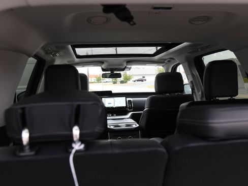 New 2025 Ford Expedition Platinum w/ Driver's Package image 23