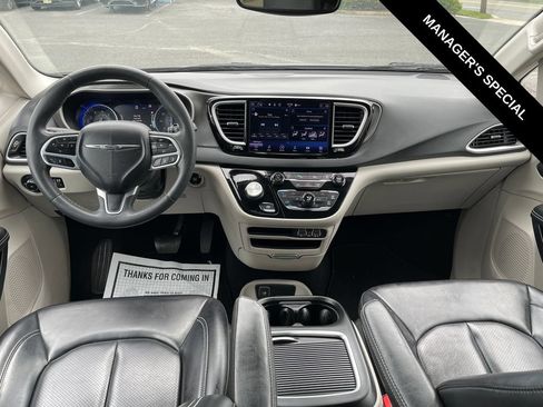 Used 2023 Chrysler Pacifica Touring-L FWD image 17