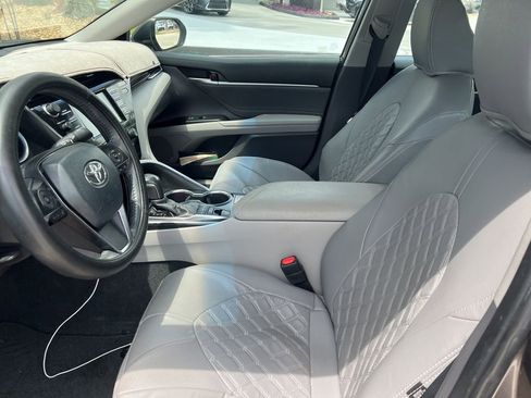 Used 2018 Toyota Camry XLE FWD image 4