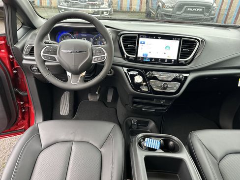 New 2026 Chrysler Pacifica Select image 13