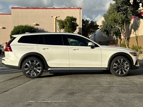 New 2026 Volvo V60 B5 Cross Country Ultra w/ Protection Package Premier image 6