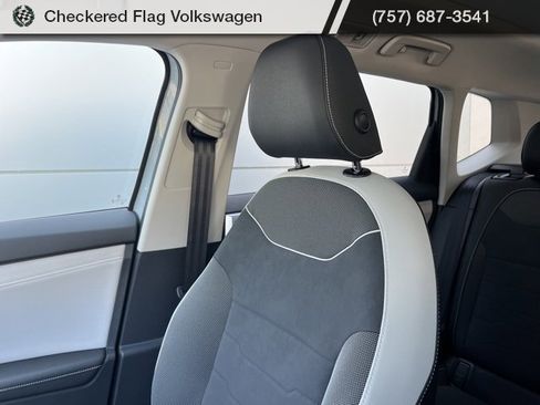 New 2025 Volkswagen Taos SE image 44