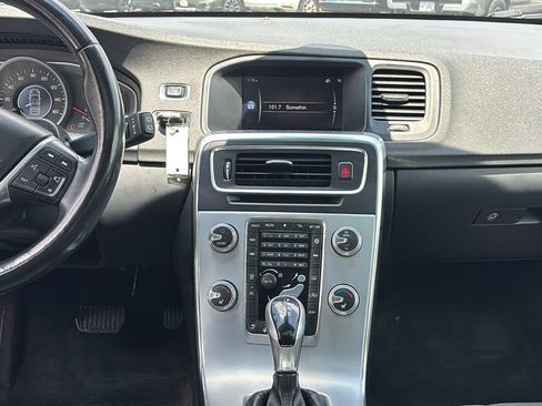 Used 2018 Volvo V60 T5 Dynamic FWD image 6