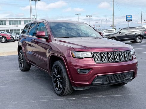 Used 2021 Jeep Grand Cherokee Laredo X image 2