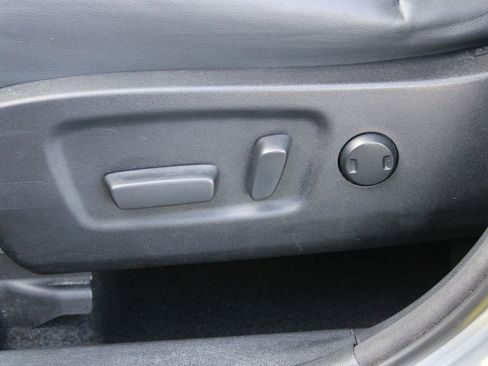 Used 2018 Toyota Highlander Plus w/ Carpet Mat Package (TMS) AWD/4WD image 13