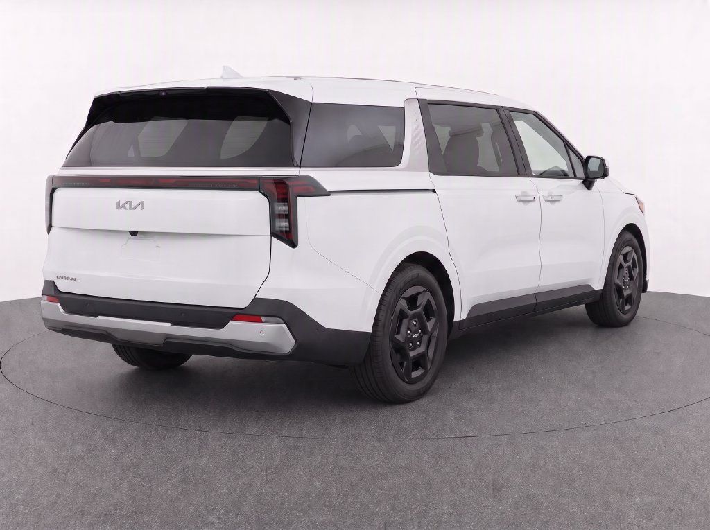 Used 2025 Kia Carnival FWD image 9